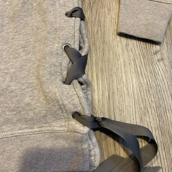 Free People Gray Sweatshirt Split Sides Tie Up Women’s Size XS - Picture 3 of 7